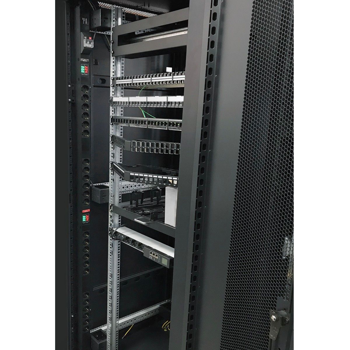 Сетевой фильтр Hyperline Hyperline SHE-24SH-BAV-CB Блок розеток, вертикальный, 24 розетки Schuko, автоматический выключатель, амперметр/вольтметр, без кабеля питания, клеммная колодка 32A, 250В, 1863x44.5x44.5мм (ДхШхВ), корпус алюминий, черный (097293)