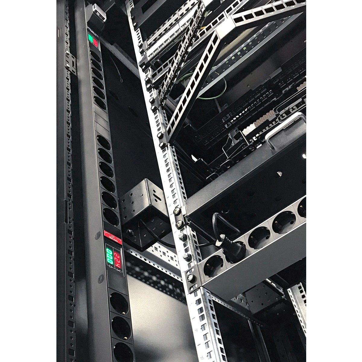 Сетевой фильтр Hyperline Hyperline SHE-24SH-BAV-CB Блок розеток, вертикальный, 24 розетки Schuko, автоматический выключатель, амперметр/вольтметр, без кабеля питания, клеммная колодка 32A, 250В, 1863x44.5x44.5мм (ДхШхВ), корпус алюминий, черный (097293)