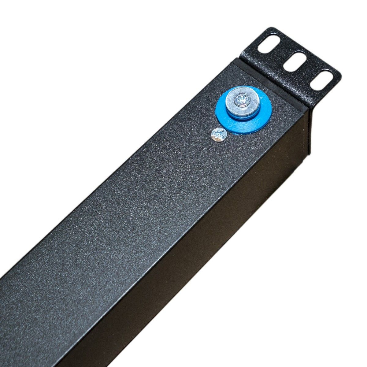 Сетевой фильтр Hyperline Hyperline SHE-20IEC-4BIEC-B-3PVB Блок розеток, вертикальный, 20 розеток IEC320 C13, 4 розетки IEC320 C19, автоматич. выключатель, кабель питания 3м (3х4.0мм2) с вилкой IEC 60309 32А (2х16A) (2P+E), 250В, 1556x44.4x44.4мм (ДхШхВ), корпус алюминий, черный