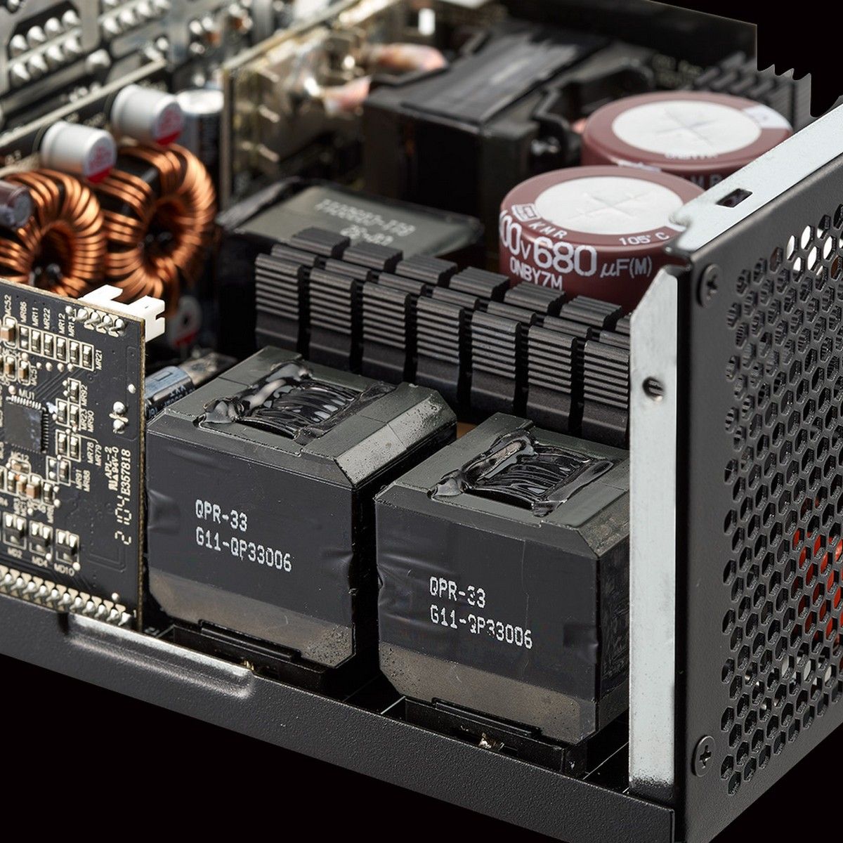 Блок питания XPG CYBERCORE 1300W 80+ Platinum, полностью модульный